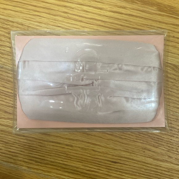 New Slip pink silk face mask - Picture 4 of 9